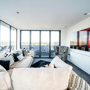 Apartment Luxurious 2-bedroom Penthouse With Stunning Glass-wall Views In Town Centre, Barnsley